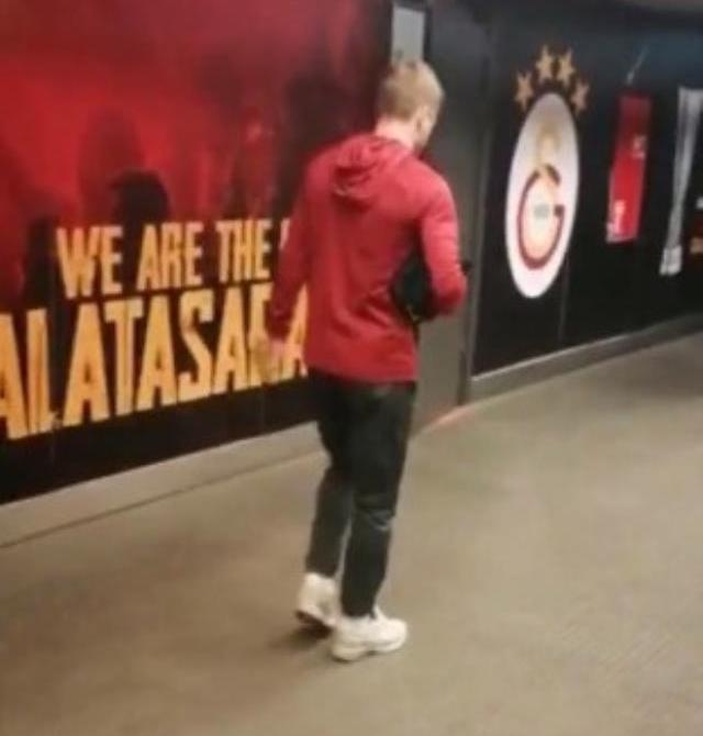 Lider Galatasaray'a nazar değdi! Yıldız futbolcuların stattan çıkış görüntüsü taraftarı kahretti