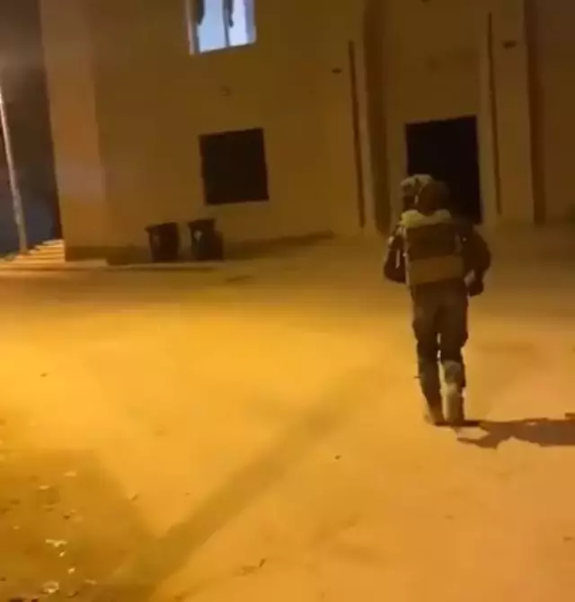 İsrail askerleri Batı Şeria'da bir camiye ezan okunduğu sırada ses bombası attı