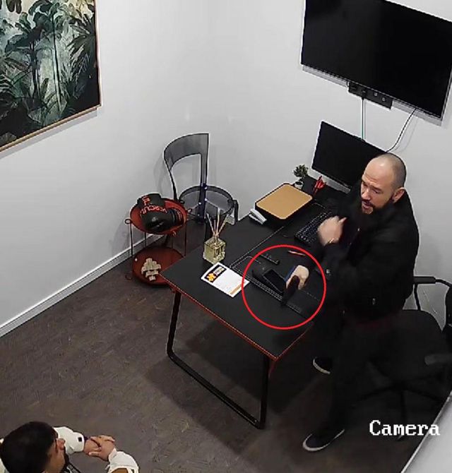 Milli sporcuya silah çekip, tekme tokat dövdüler