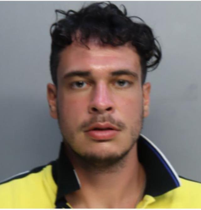 Ünlü işletmede kadınların önünde şortunu indirip kendini tatmin etti, müşteriler dona kaldı