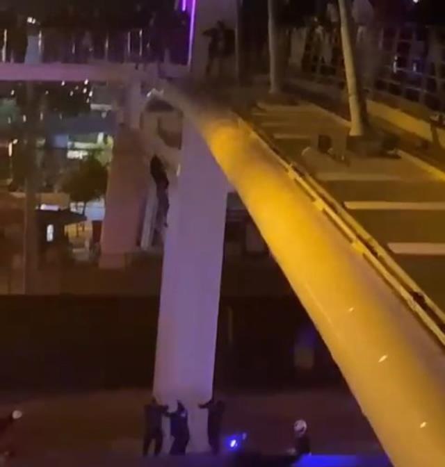 17 yaşındaki genç kız köprüden atladı, aşağıda bekleyen polisler tuttu