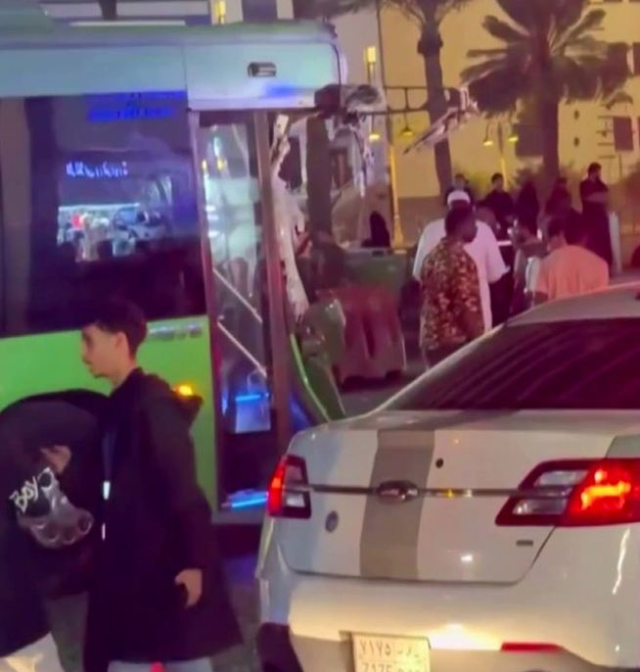 Umre için Mekke'ye giden Türk kafileye otobüs çarptı: Ölü ve yaralılar var