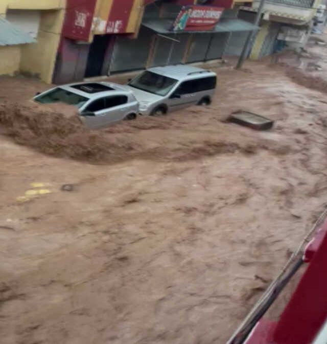 Sel felaketinin boyutu gündüz ortaya çıktı! Tır sulara direnemeyerek yoldan aşağı devrildi