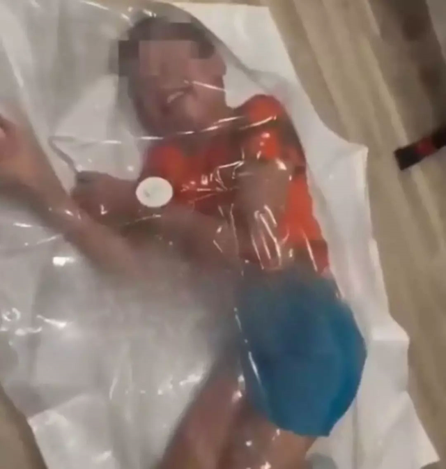 Beğeni uğruna vakumlu torbaya hapsettiği oğluna dehşeti yaşattı