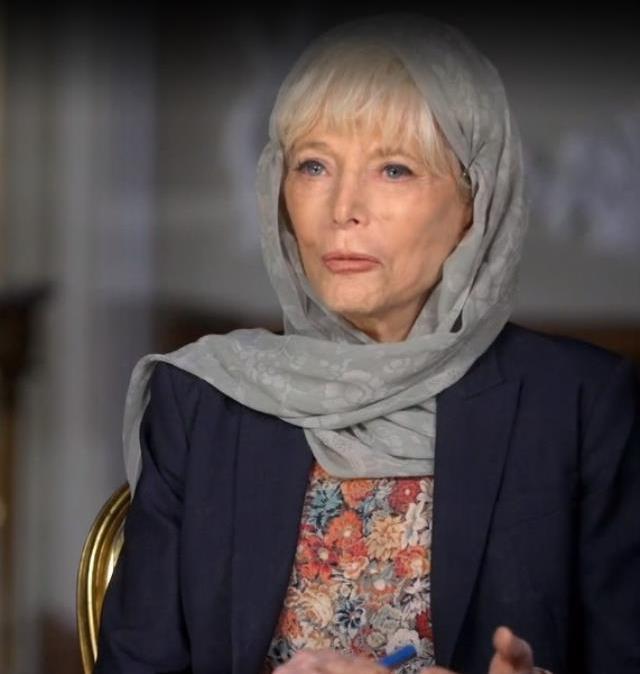 Amerikalı gazeteci Lesley Stahl başörtü takarak İran Cumhurbaşkanı İbrahim Reisi ile görüştü