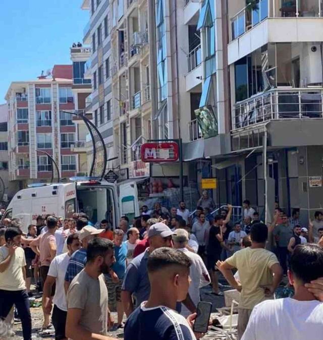 İzmir'deki doğal gaz patlamasından ilk görüntüler! Ortalık resmen savaş alanına döndü