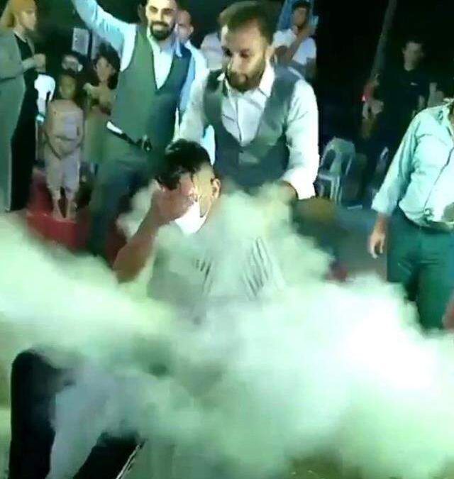 İşkence gibi eğlence! Düğünde damadın kardeşine yapılanlar izleyenleri hayrete düşürdü