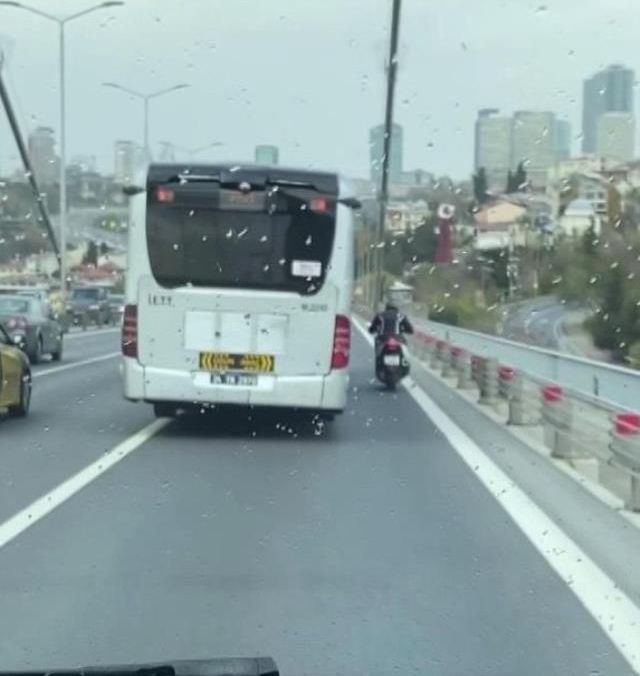 15 Temmuz Şehitler Köprüsü'nde İETT otobüsü, motosikletliye siper oldu