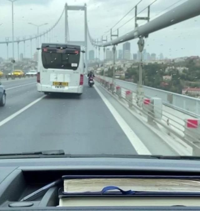 15 Temmuz Şehitler Köprüsü'nde İETT otobüsü, motosikletliye siper oldu