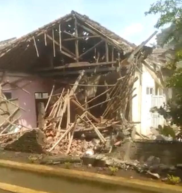 Endonezya'da 5.6 büyüklüğünde deprem! 20 kişi öldü, 300'den fazla kişi yaralandı