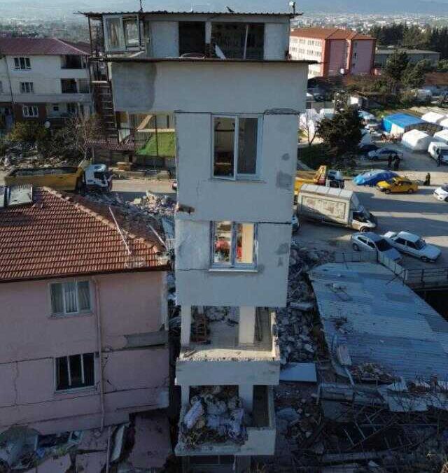Bina çöktü, güvercin yuvaları yıkılmadı
