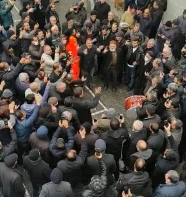 Esnaf doların 12 liraya düşmesini 'Recep Tayyip Erdoğan' tezahüratları eşliğinde halay çekerek kutladı