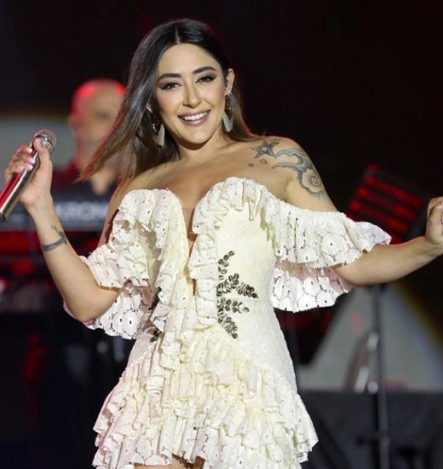 Ünlü şarkıcı Melek Mosso çocukluk fotoğrafını paylaştı, herkes kulaklarına odaklandı