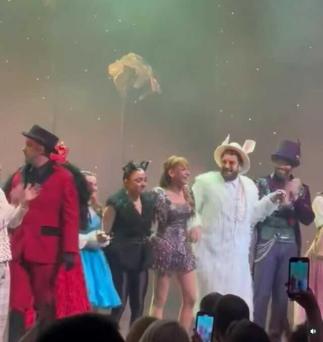 Cannes'dan ödülle dönen Merve Dizdar, rol aldığı Alice Müzikali'nde dakikalarca alkışlandı