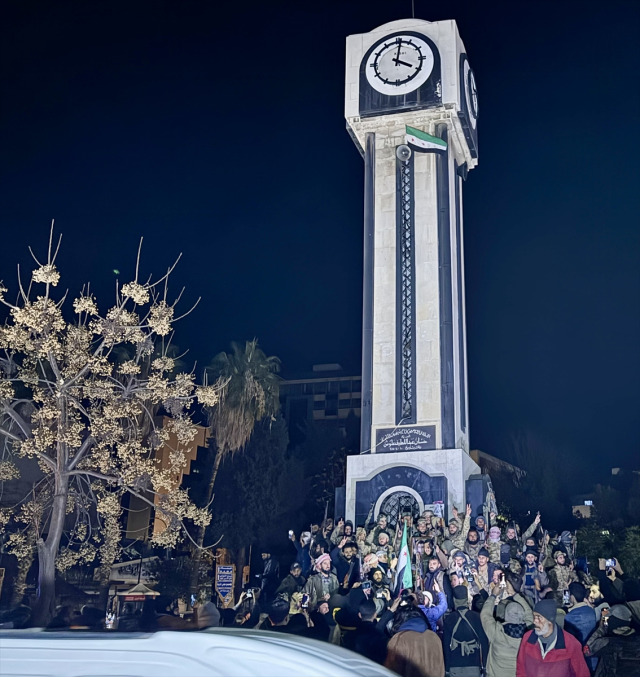 Suriye'de muhalifler başkentin kontrolünü ele geçirdi, Beşar Esad Şam'ı terk etti