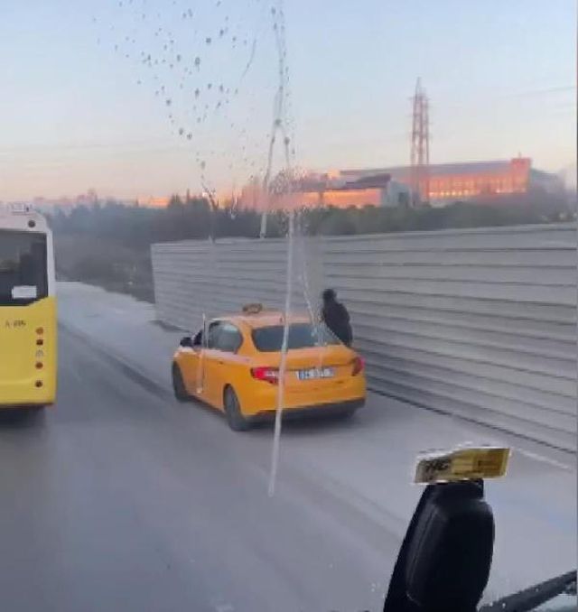 ESENYURT'TA TAKSİCİ KALDIRIMDAKİ SKUTERLİ KADINA ÇARPTI...