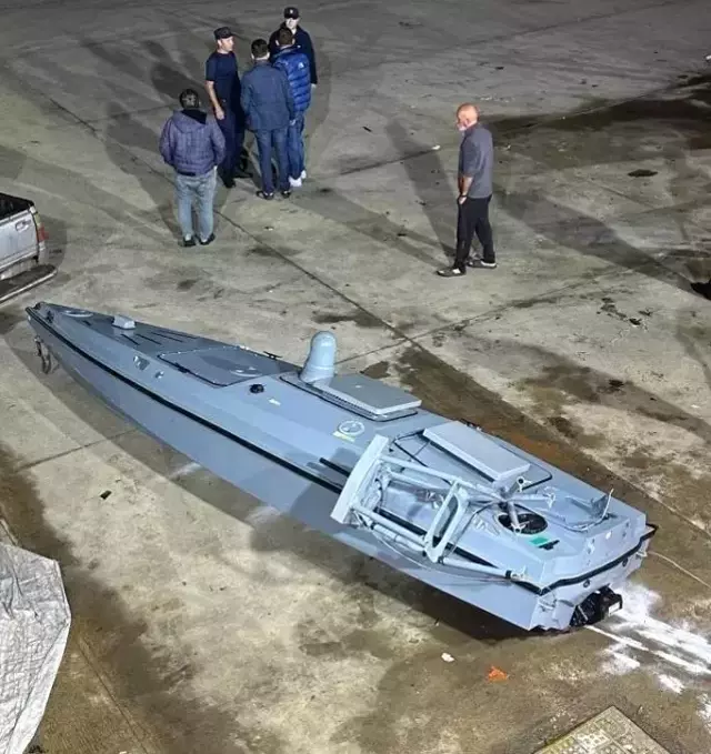 Yoroz Limanı'na çekilen şüpheli deniz aracı