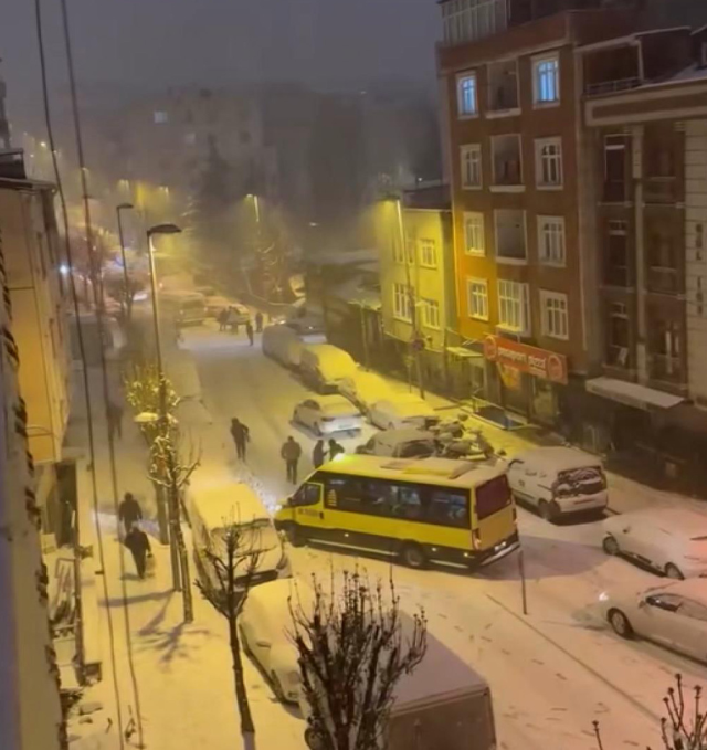 İstanbul karlar altında! Araçlar yollarda kaldı, Meteoroloji ve AKOM'dan yeni uyarı geldi