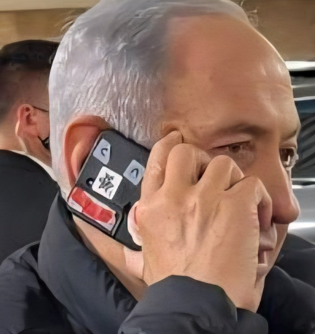 Netanyahu'nun telefonunun kamerasını bantla kapattığı görüldü