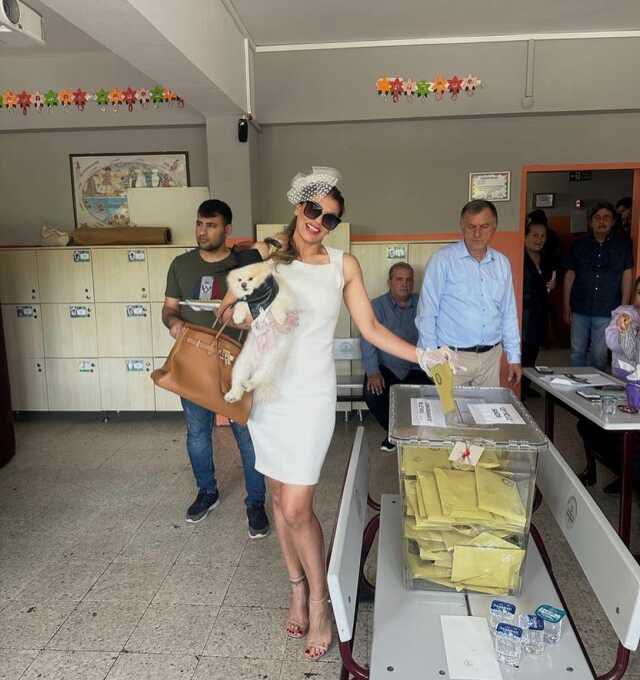 Hatice'nin seçim kombini yine olay yarattı! Bu sefer başını kapatarak gitti