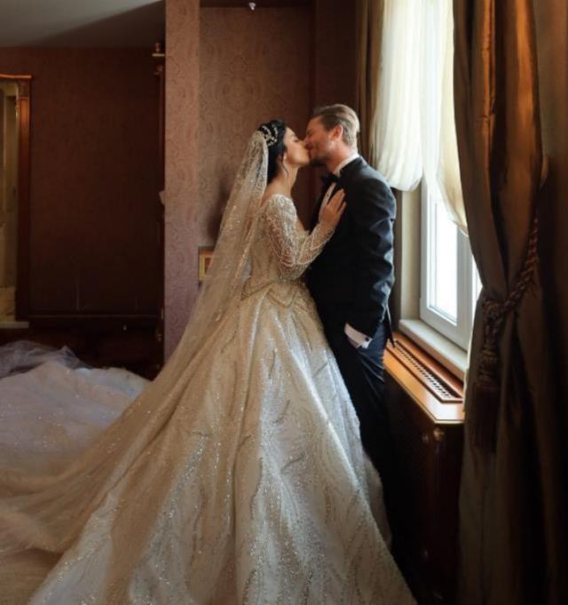 Ünlü oyuncu Merve Boluğur'un düğün karelerine eşiyle öpüştüğü anlar damga vurdu