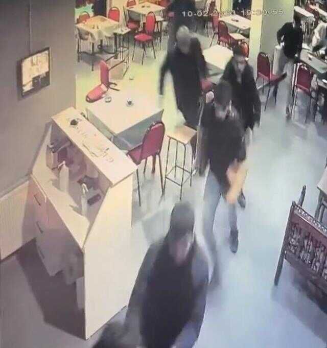 Başı dönen adam deprem oluyor sandı, kıraathaneyi birbirine kattı! Anbean kamerada
