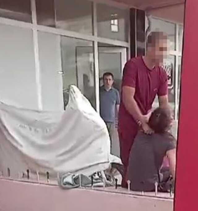 Eski eşini bıçaklayan kocaya vatandaş ve esnaftan meydan dayağı! Canını zor kurtardı