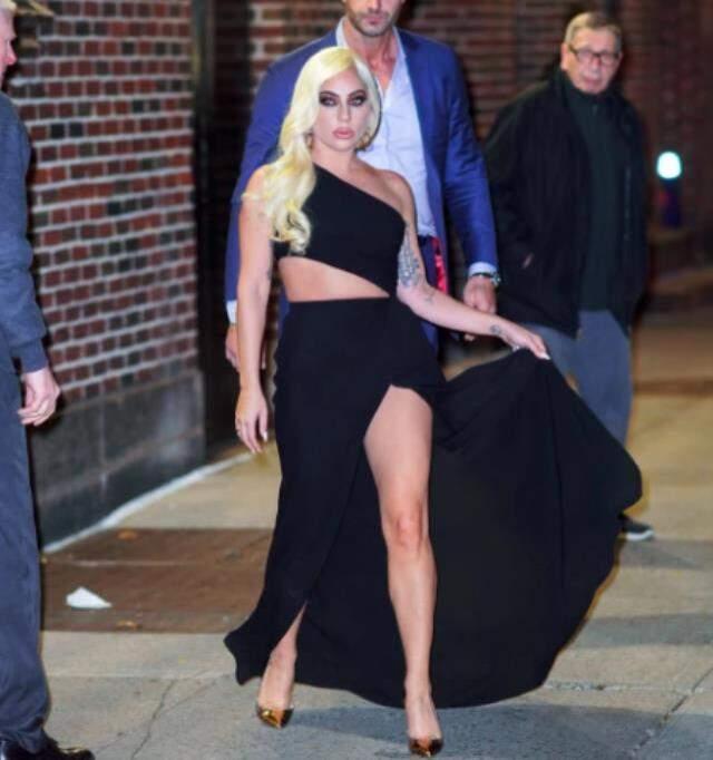Yaptığı hareket Lady Gaga'ya pahalıya mal oldu! Rüzgar esince eteğinin hepsi havalandı