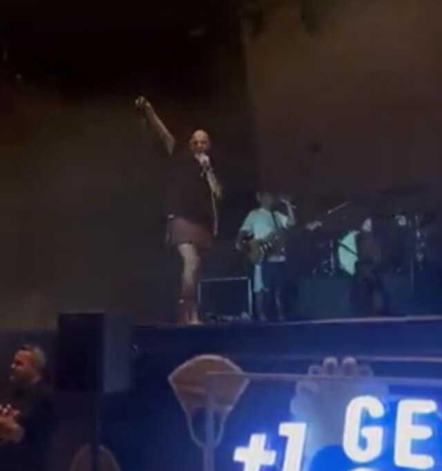 Büyük Ev Ablukada'nın konserinden sahneye iç çamaşırı fırlatıldı! Bartu Küçükçağlayan iç çamaşırını eline alıp salladı