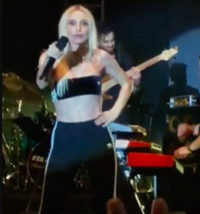 Gülşen'in konserinde Galatasaray'a küfür! Ne yapacağını bilemeyen şarkıcı sahneden uzaklaştı