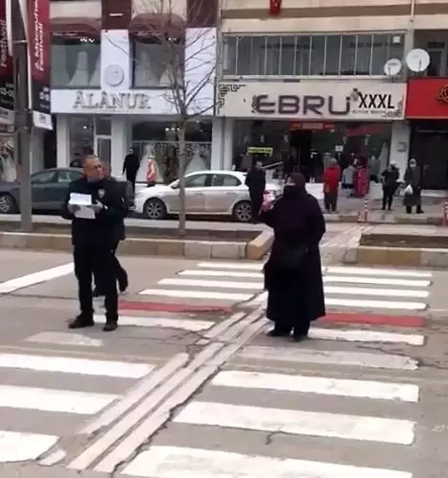 Valilik önünde boğazına bıçak dayadı, polisler sorununu dinleyince intihardan vazgeçti