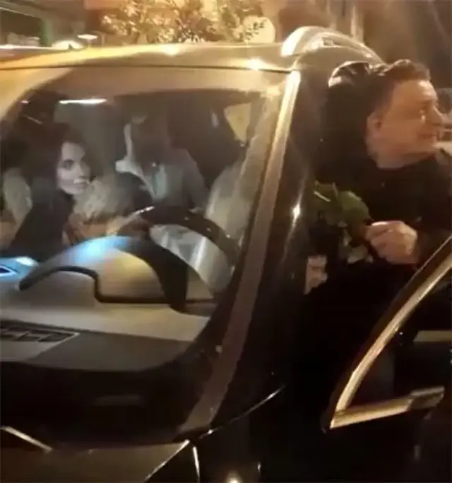 'İki eşim var, ikisini de çok seviyorum' diyen Yılmaz Vural, genç kadınlarla objektiflere takıldı