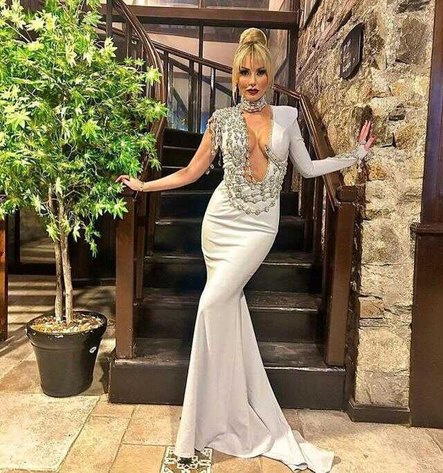 Yılbaşında sahnede şıklık yarışı! İrem Derici ve Petek Dinçöz dekoltesiyle herkesi gölgede bıraktı