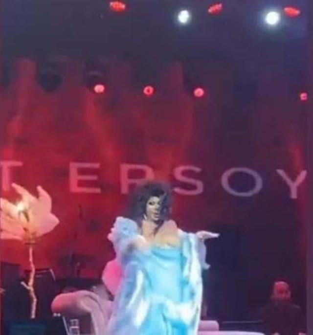 Bülent Ersoy'un sahnede göğüsleri açıldı, devreye hemen korumaları girdi