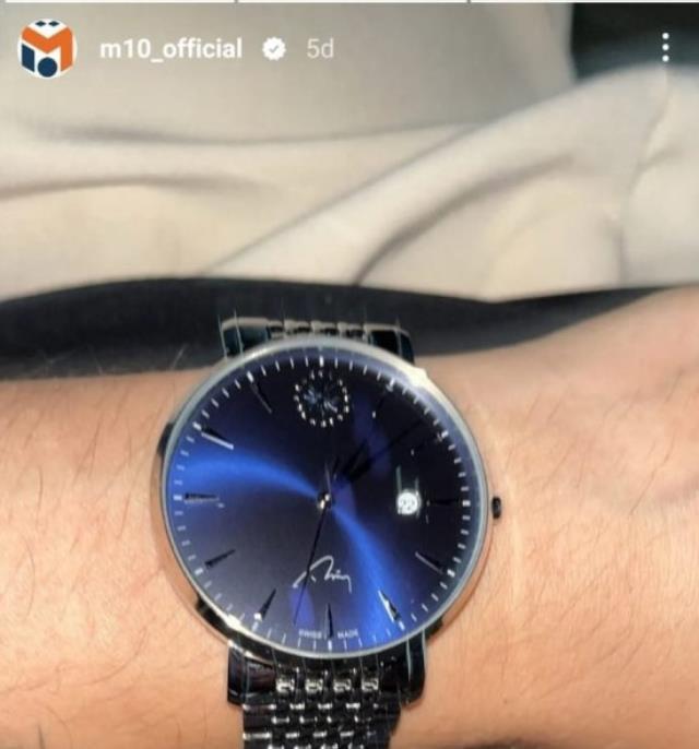 Mesut Özil, Cumhurbaşkanı Erdoğan'ın kendisine hediye etti saati sosyal medyadan paylaştı