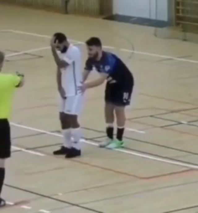 Baraj kurmak isteyen kalecinin takım arkadaşına yaptıkları olay oldu