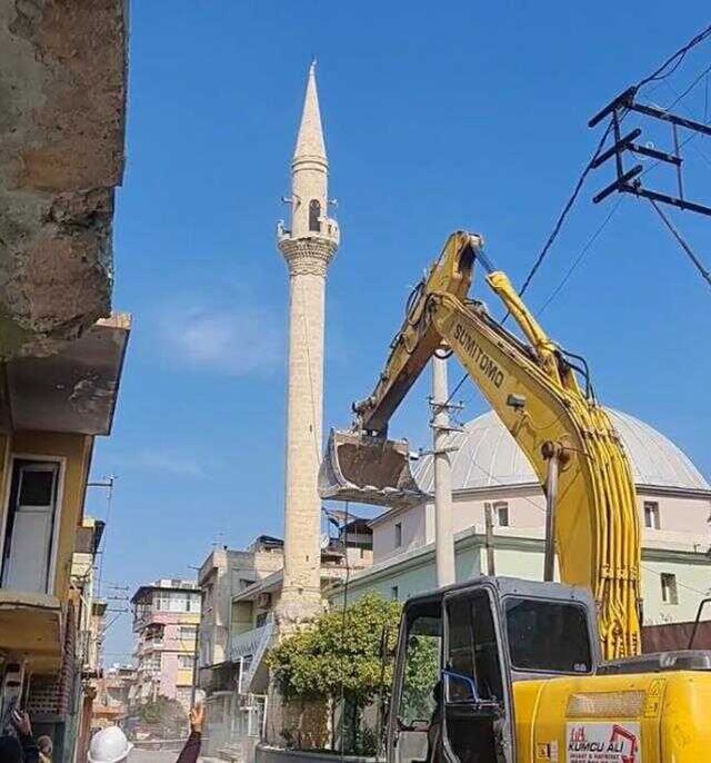Kontrollü minare yıkımında düşen parçalar işçinin üzerine düştü