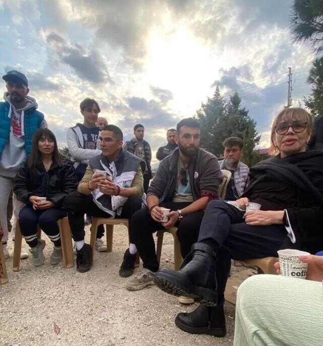 Sezen Aksu, Hatay'a giderek depremzedeleri ziyaret etti