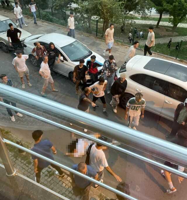 Kadıköy'de Pencereden Atılan Kadın 3 Yıl Önce Cinayete Kurban Giden Abisinin Yanına Defnedildi