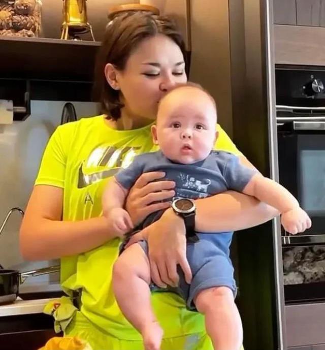 Savaşta istediğini alamayan Putin cadı avına başladı! Kızının paylaştığı fotoğraf nedeniyle savunma bakanı da topun ağzında