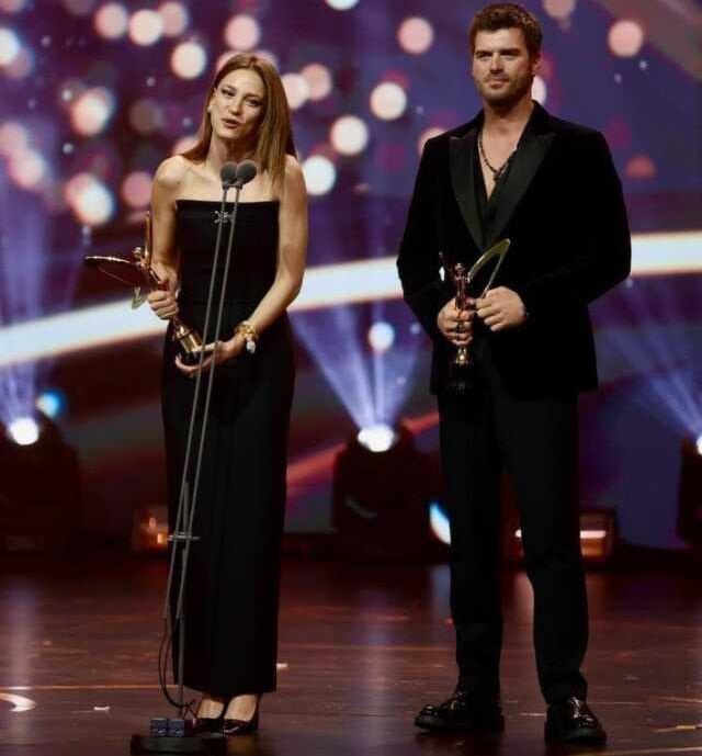 Altın Kelebek'te Kıvanç Tatlıtuğ'u gören Özgün Bayraktar kendini tutamadı: Ahir ömrümde görebildim