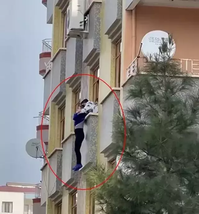 Apartmandan atlamak isteyen kadın son anda kurtarıldı