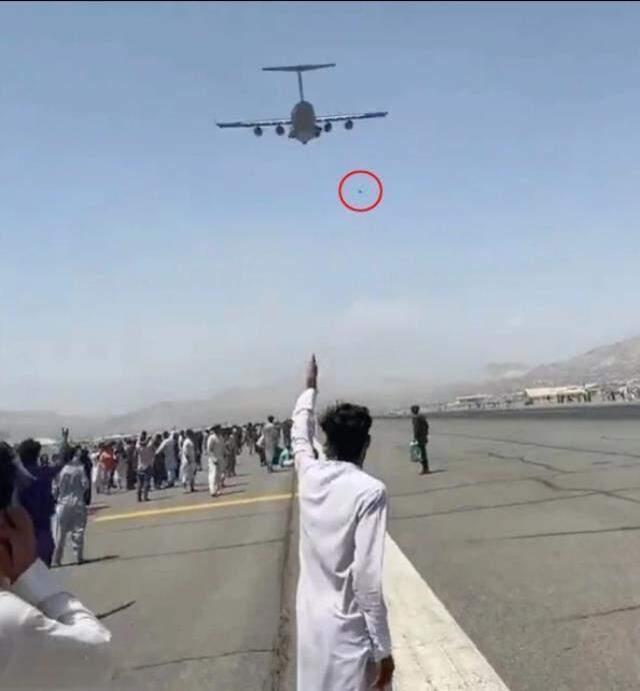 Uçaktan düşen Afgan futbolcu feci şekilde hayatını kaybetti