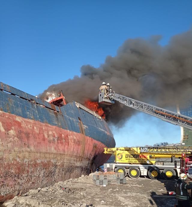 Kartal açıklarında karaya oturan gemide yangın çıktı! Bölgeye itfaiye ekipleri sevk edildi