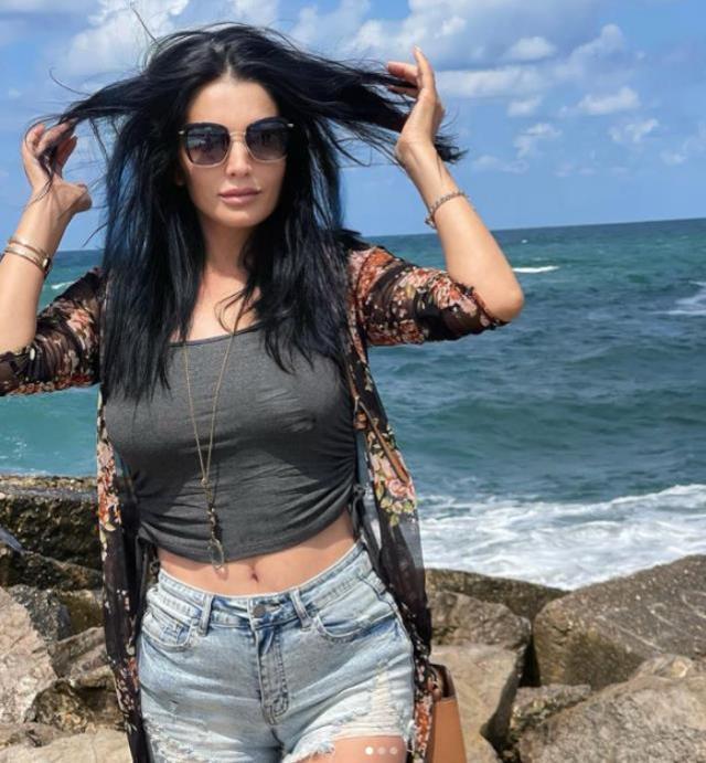 Aleyna Tilki'nin güzelliğiyle büyüleyen annesi Havva Öztel gençlik pozunu paylaştı, ortalık yıkıldı