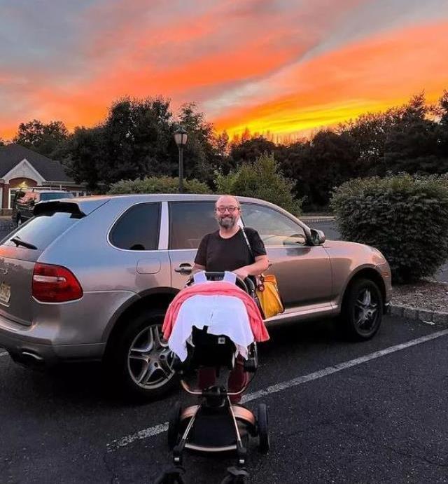 Türkiye'yi terk edip ABD'ye yerleşen ünlü oyuncu Erdem Baş, aldığı lüks aracı paylaştı