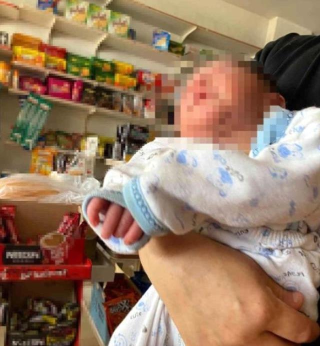 10 günlük bebeği ağaç altında adeta ölüme terk etmişler