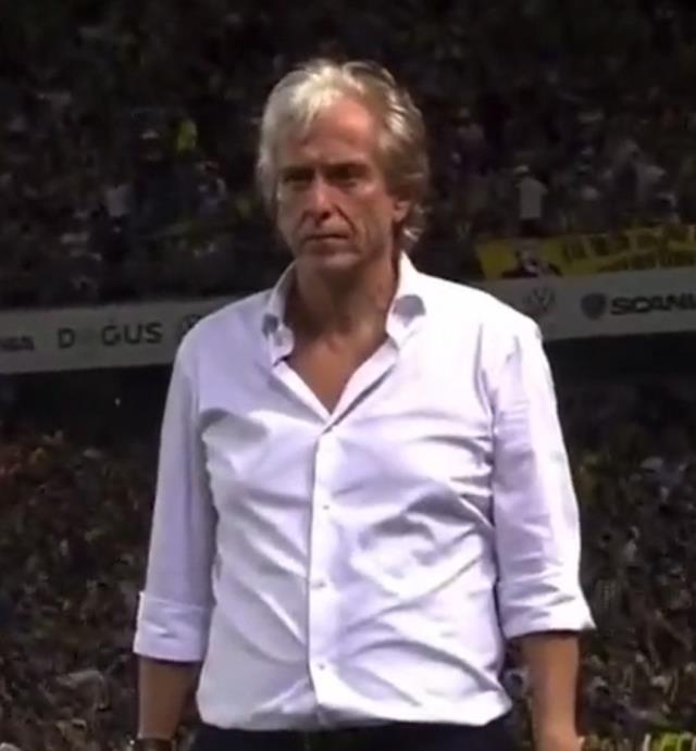 Herkes, Fenerbahçe'nin 4. golünden sonra Jorge Jesus'un rakip kulübeye hareketini konuşuyor