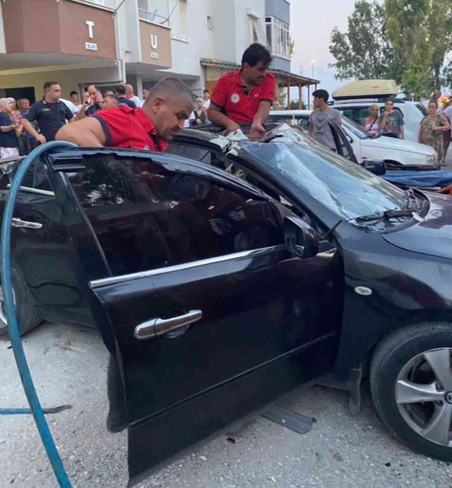 Tatil sitesinde feci olay: 21'inci kattan otomobilin üzerine düşerek öldü