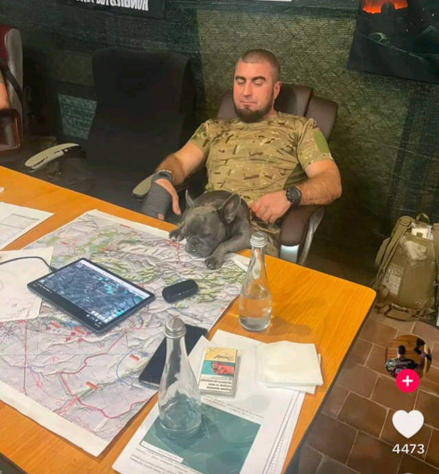 Fotoğrafa bakanlar hemen fark etti! Ukraynalı komutandan skandal hata